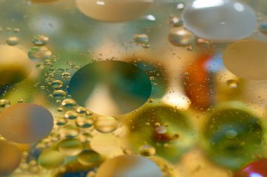 su soyut renkli kayan, sarı petrol düştü