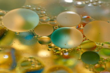 su soyut renkli kayan, sarı petrol düştü