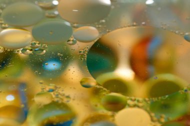 su soyut renkli kayan, sarı petrol düştü