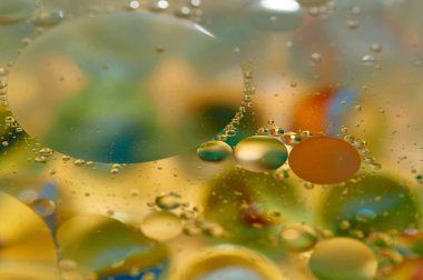 su soyut renkli kayan, sarı petrol düştü