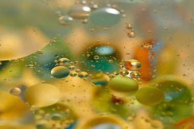 su soyut renkli kayan, sarı petrol düştü