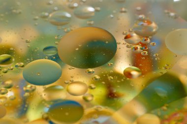 su soyut renkli kayan, sarı petrol düştü