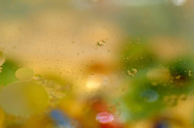 su soyut renkli kayan, sarı petrol düştü