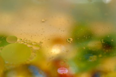 su soyut renkli kayan, sarı petrol düştü