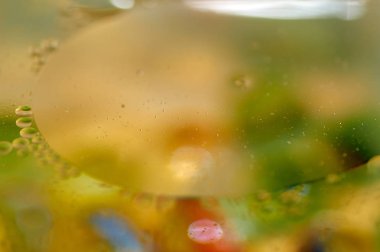 su soyut renkli kayan, sarı petrol düştü