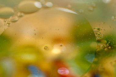 su soyut renkli kayan, sarı petrol düştü