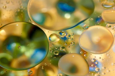 su soyut renkli kayan, sarı petrol düştü