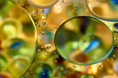 su soyut renkli kayan, sarı petrol düştü