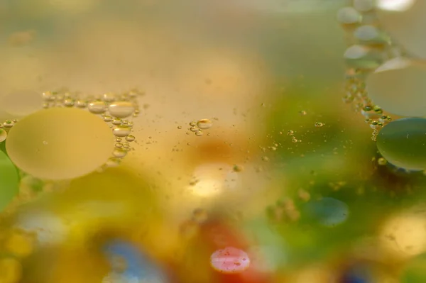 Flutuando Água Abstrato Colorido Gotas Óleo Amarelo — Fotografia de Stock