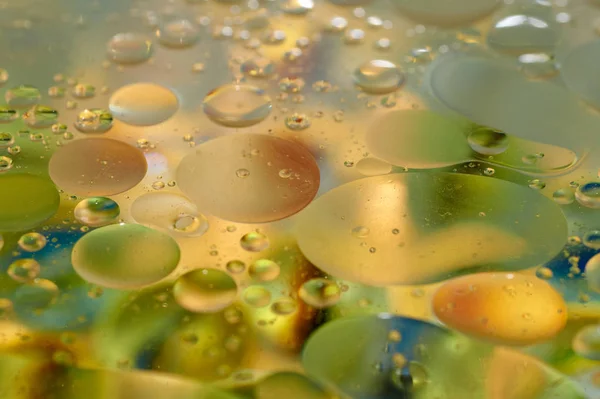 Galleggiante Acqua Astratto Colorato Gocce Olio Giallo — Foto Stock