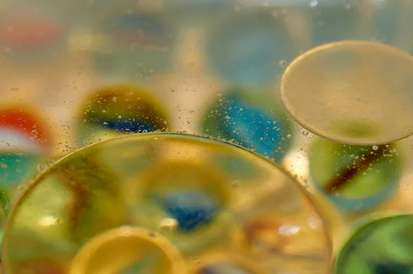 Flotando Agua Abstracto Colorido Gotas Aceite Amarillo —  Fotos de Stock