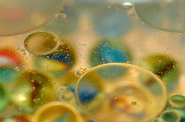 su soyut renkli kayan, sarı petrol düştü