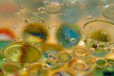 su soyut renkli kayan, sarı petrol düştü