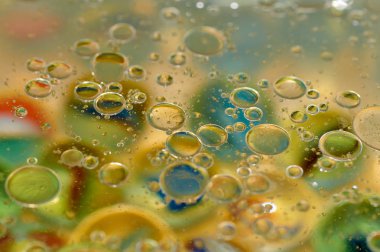 su soyut renkli kayan, sarı petrol düştü