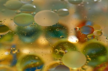 su soyut renkli kayan, sarı petrol düştü