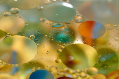 su soyut renkli kayan, sarı petrol düştü