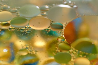 su soyut renkli kayan, sarı petrol düştü