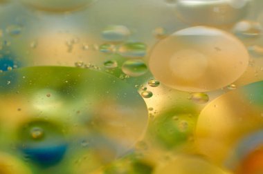 su soyut renkli kayan, sarı petrol düştü