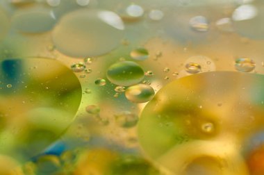 su soyut renkli kayan, sarı petrol düştü