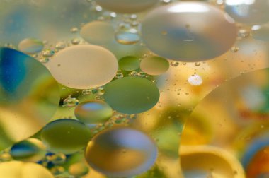 su soyut renkli kayan, sarı petrol düştü