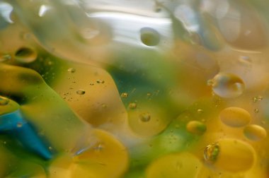 su soyut renkli kayan, sarı petrol düştü