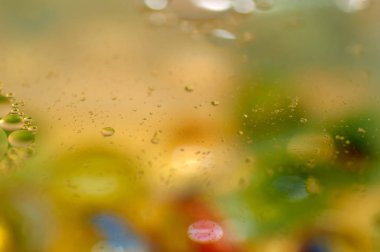 su soyut renkli kayan, sarı petrol düştü