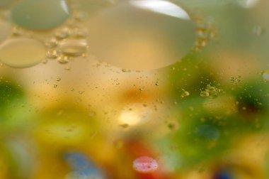 su soyut renkli kayan, sarı petrol düştü