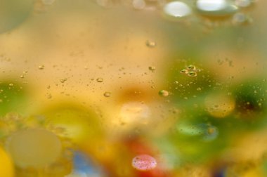 su soyut renkli kayan, sarı petrol düştü