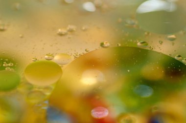 su soyut renkli kayan, sarı petrol düştü