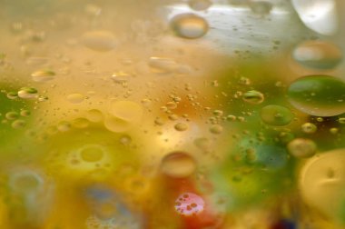 su soyut renkli kayan, sarı petrol düştü