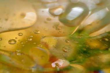 su soyut renkli kayan, sarı petrol düştü