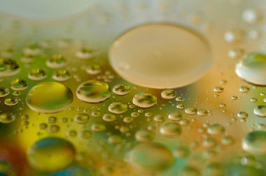 su soyut renkli kayan, sarı petrol düştü