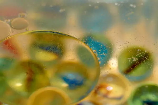 Flotando Agua Abstracto Colorido Gotas Aceite Amarillo —  Fotos de Stock