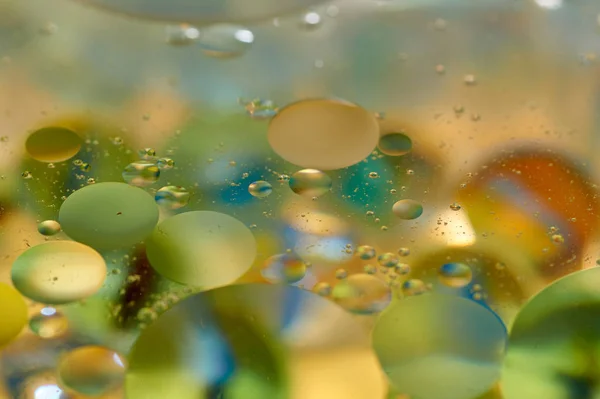 Flotando Agua Abstracto Colorido Gotas Aceite Amarillo —  Fotos de Stock