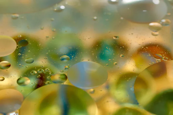 Flotando Agua Abstracto Colorido Gotas Aceite Amarillo —  Fotos de Stock