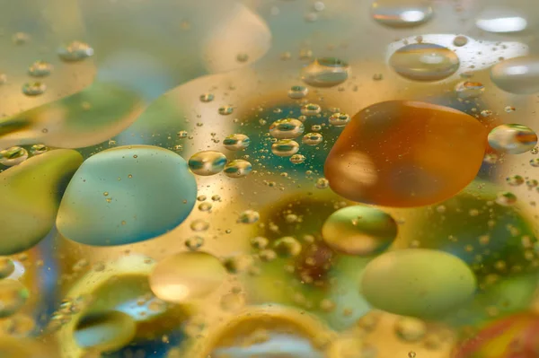 su soyut renkli kayan, sarı petrol düştü