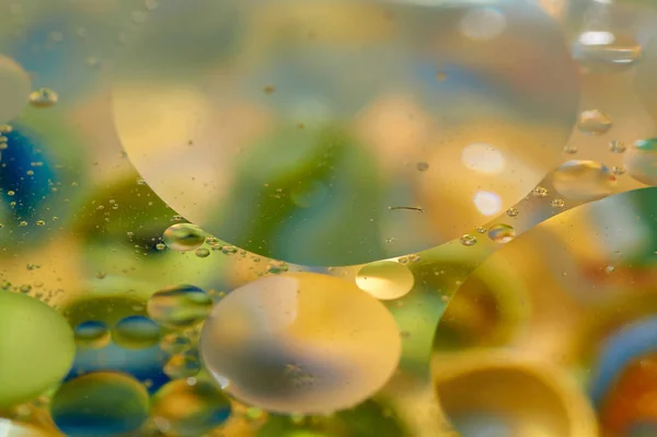 Galleggiante Acqua Astratto Colorato Gocce Olio Giallo — Foto Stock