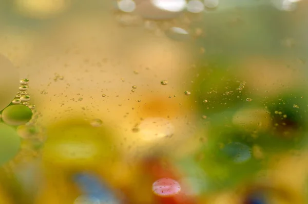 Flutuando Água Abstrato Colorido Gotas Óleo Amarelo — Fotografia de Stock