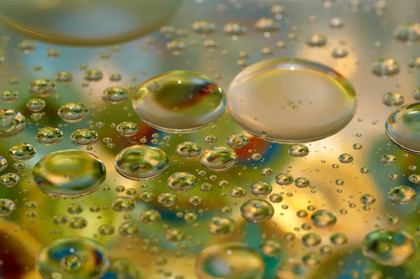 su soyut renkli kayan, sarı petrol düştü