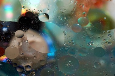 soyut renkli petrol düştü suda yüzen