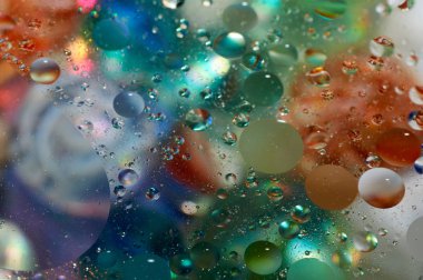 soyut renkli petrol düştü suda yüzen