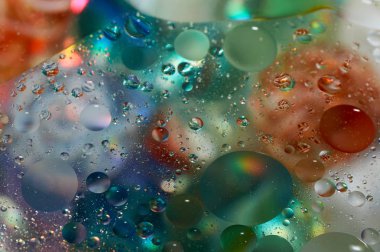 soyut renkli petrol düştü suda yüzen