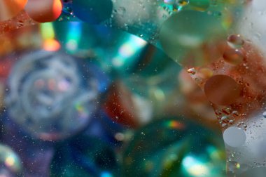 soyut renkli petrol düştü suda yüzen