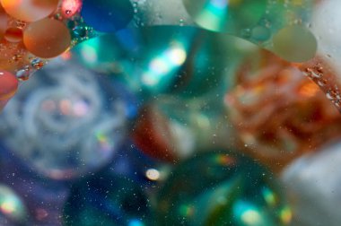 soyut renkli petrol düştü suda yüzen