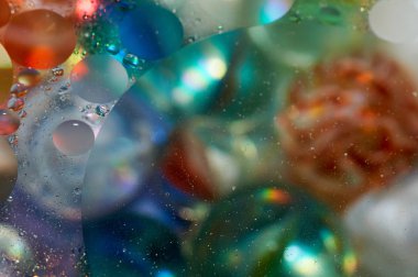 soyut renkli petrol düştü suda yüzen