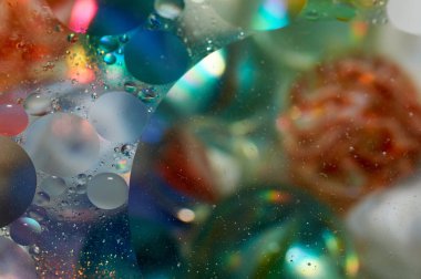 soyut renkli petrol düştü suda yüzen