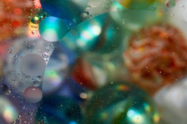 soyut renkli petrol düştü suda yüzen