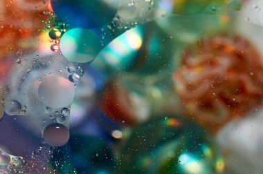 soyut renkli petrol düştü suda yüzen