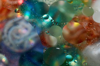 soyut renkli petrol düştü suda yüzen