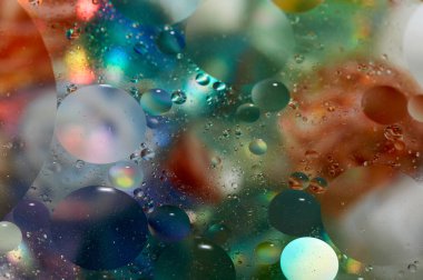 soyut renkli petrol düştü suda yüzen